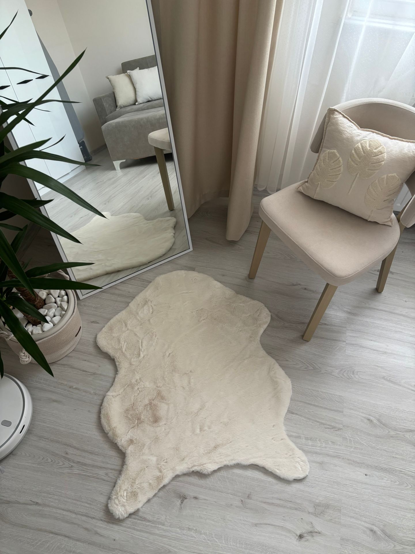 Tavşan Tüyü Kaymaz Tabanlı Krem Dikdörtgen Dekoratif Post Peluş Halı Yatak Odası Koridor Halısı 75x90cm