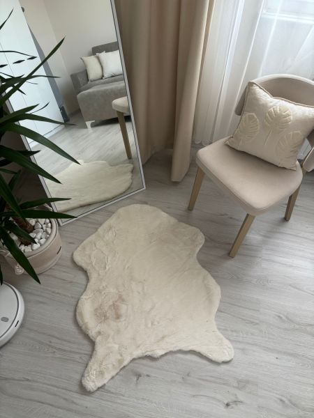Tavşan Tüyü Kaymaz Tabanlı Krem Dikdörtgen Dekoratif Post Peluş Halı Yatak Odası Koridor Halısı 75x90cm
