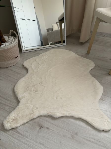 Tavşan Tüyü Kaymaz Tabanlı Krem Dikdörtgen Dekoratif Post Peluş Halı Yatak Odası Koridor Halısı 75x90cm