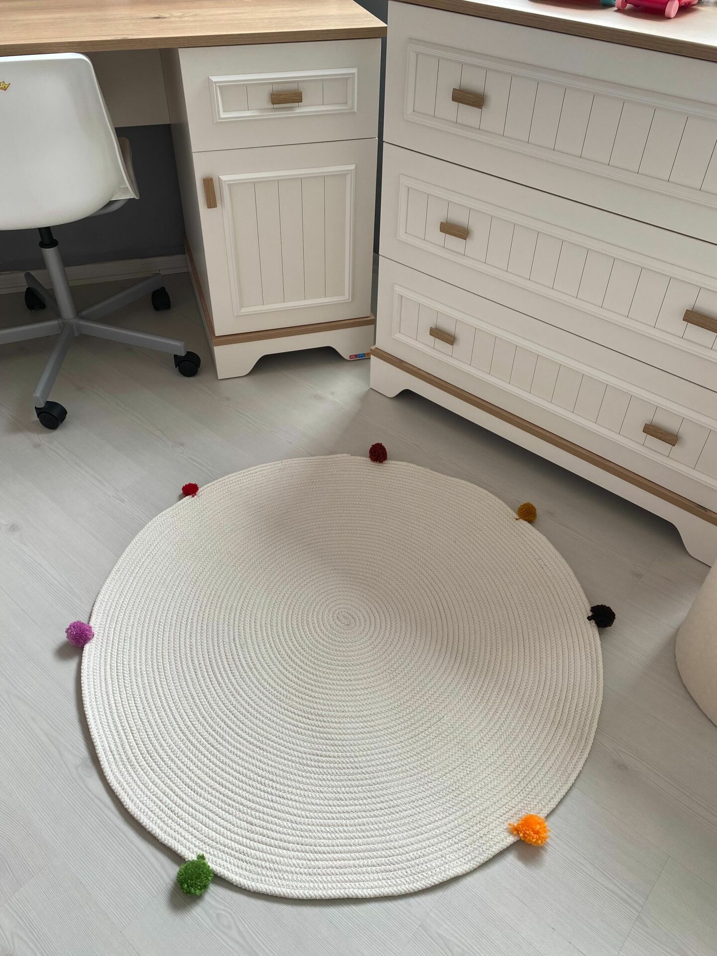 Milda Hav Toz Vermez Antialerjik Jüt Dokuma Ponponlu Beyaz Jüt Halı Bebek Çocuk Odası Halısı