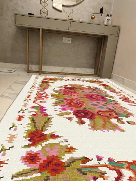 Drom Kaymaz Tabanlı Yıkanabilir Beyaz Karabağ Çiçekli Klasik Halı