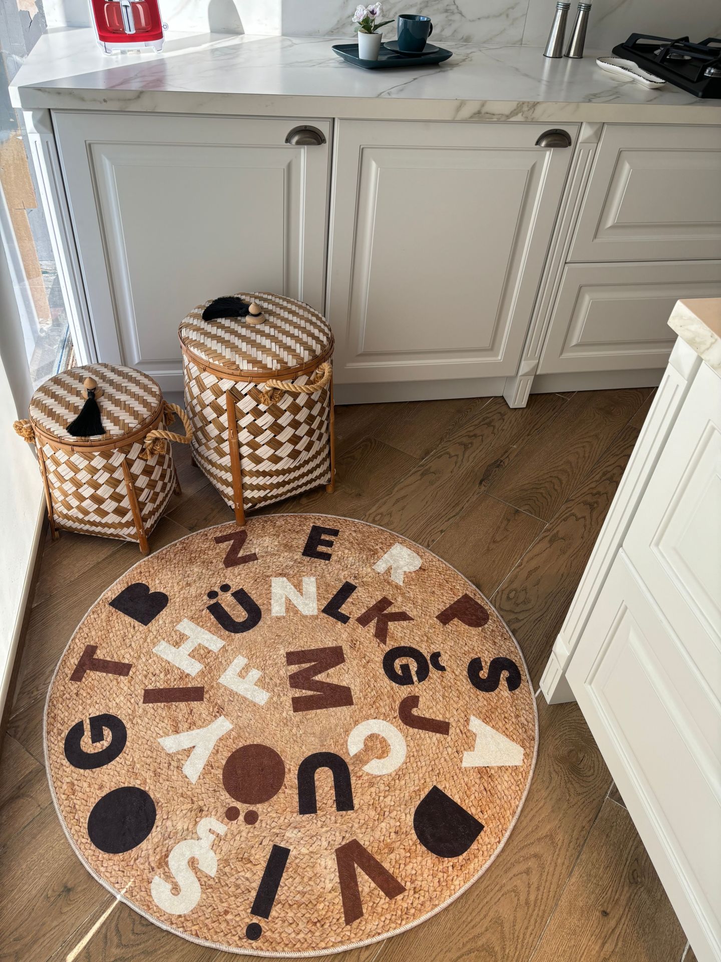Yuvarlak Hasır Jüt Görünümlü Alfabe Kahve Kaymaz Taban Yıkanabilir Kilim